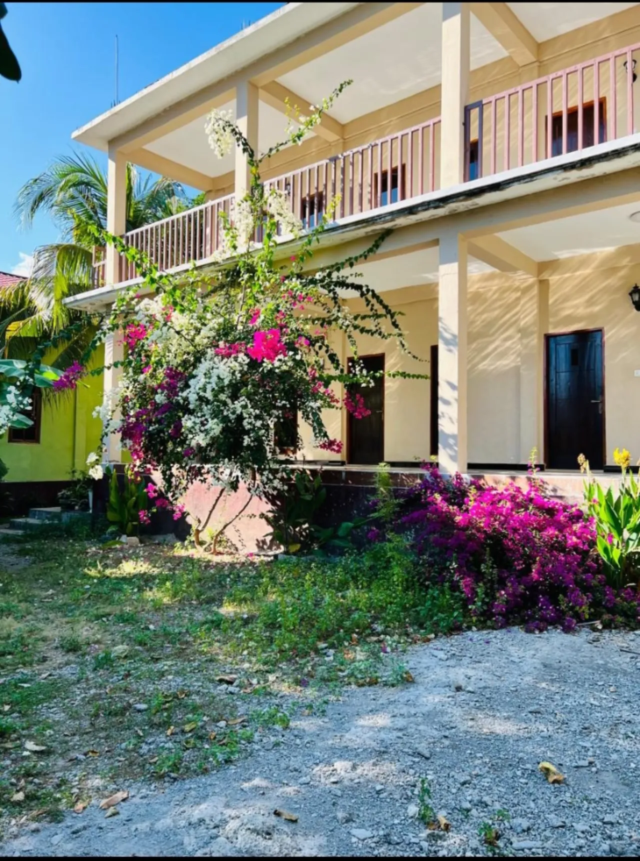Latroya's Villa/Guest House
