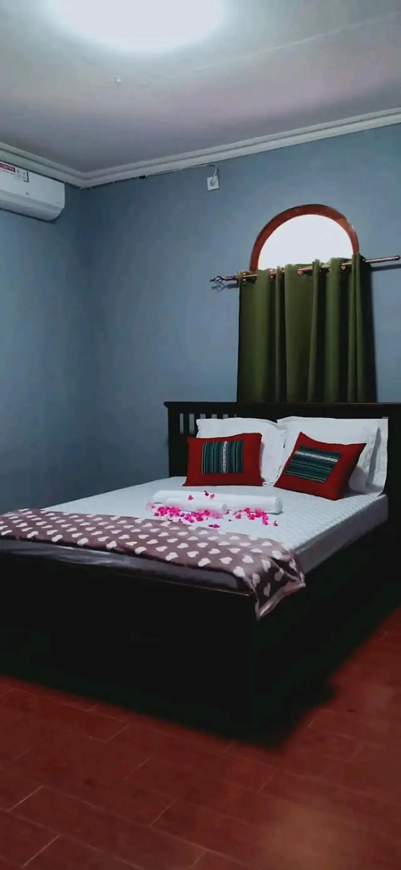 Latroya's Villa/Guest House