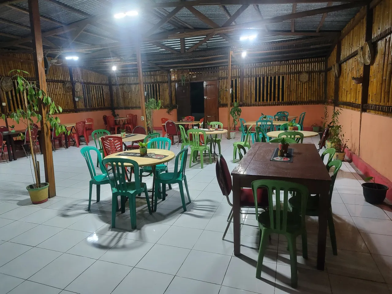 Lubi Cafe and Bar