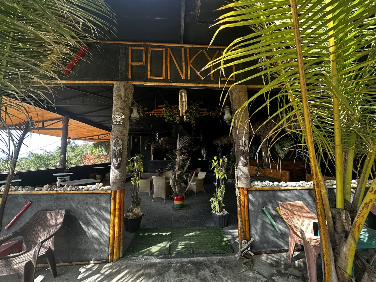 Ponkys Bar & Cafe