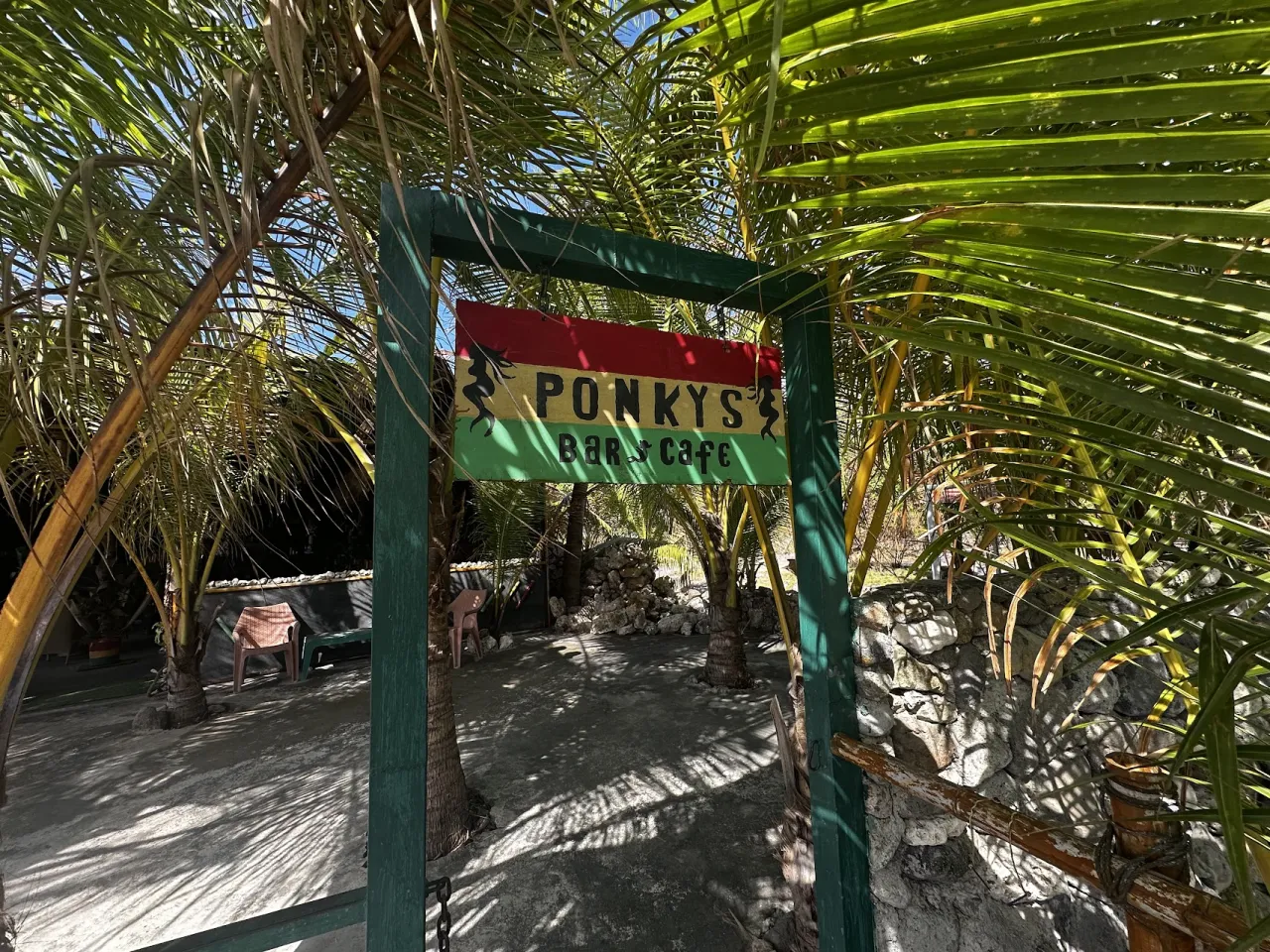 Ponkys Bar & Cafe